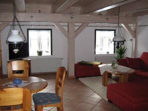 Smart-TV, Bücher, Musikbibliothek, Stereoanlage