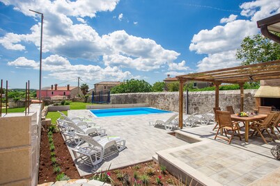 Beautiful villa with swimming pool, grill, WIfi, free WiFi