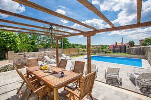 Outdoor dining - Beautiful villa with swimming pool, grill, WIfi, free WiFi (Brecevici, Grintavica)