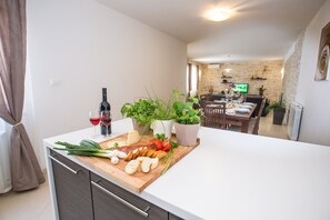 Dining - Beautiful villa with swimming pool, grill, WIfi, free WiFi (Brecevici, Grintavica)