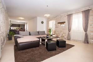 TV, DVD player, stereo - Beautiful villa with swimming pool, grill, WIfi, free WiFi (Brecevici, Grintavica)