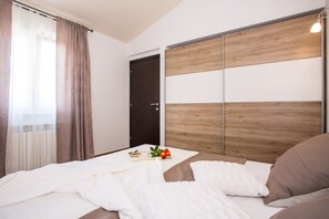3 bedrooms, iron/ironing board, WiFi, bed sheets - Beautiful villa with swimming pool, grill, WIfi, free WiFi (Brecevici, Grintavica)