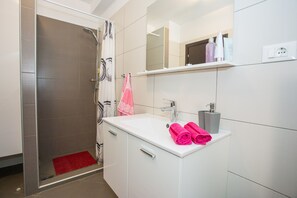 Baignoire, sèche-cheveux, bidet, serviettes fournies
