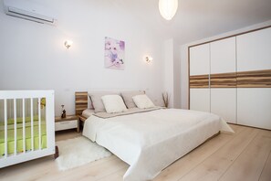 3 bedrooms, iron/ironing board, WiFi, bed sheets - Beautiful villa with swimming pool, grill, WIfi, free WiFi (Brecevici, Grintavica)
