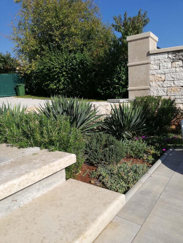 Property grounds - Beautiful villa with swimming pool, grill, WIfi, free WiFi (Brecevici, Grintavica)