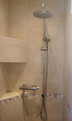 Baignoire, sèche-cheveux, serviettes fournies