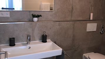 Haartrockner, Handtücher, Seife, Shampoo