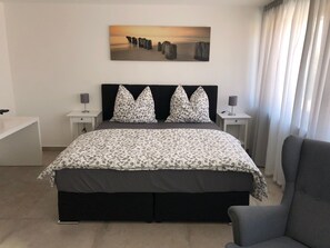 1 bedroom, in-room safe, WiFi, bed sheets - S-AN Daily Room Stuttgart Center (Claudio2) (Stuttgart Ost)