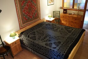 1 bedroom, in-room safe, iron/ironing board, travel crib - Your holiday home in the countryside **** (Diez)
