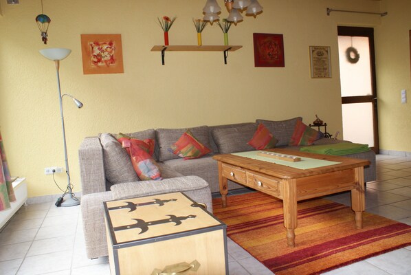 A living room with a sofa, a coffee table, and a small wooden chest. - Your holiday home in the countryside **** (Diez)