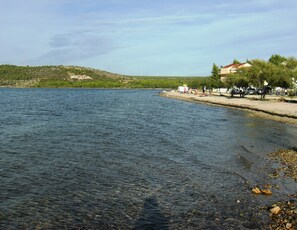 Playa en los alrededores y camastros