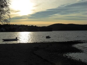 Beach nearby, sun loungers - Apartment Bilice, 100m from the sea, ideal for small children and boat owners (Bilice)