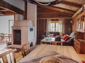 Living area - Cozy hut in a quiet location with a view of the mountains and close to the lake (Erlberg)