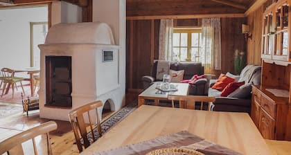 Cozy hut in a quiet location with a view of the mountains and close to the lake