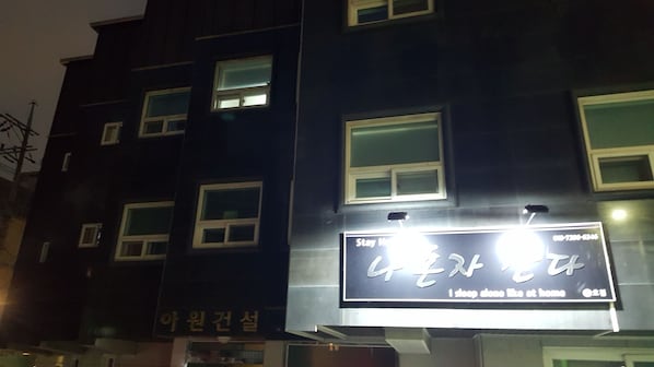 Fassade der Unterkunft – Abend/Nacht