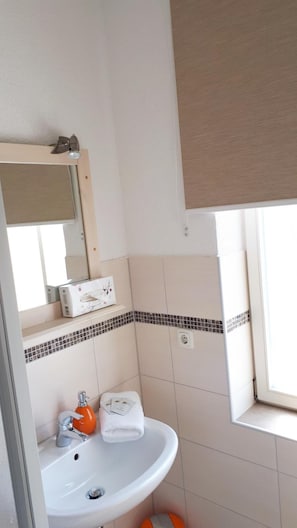 Shower, free toiletries, hair dryer, towels