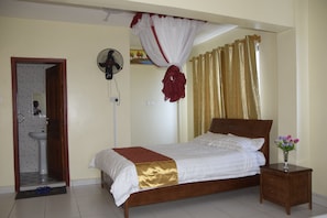 Quarto casal standard, 1 cama King, vista para a cidade | Cofres nos quartos, escrivaninha, ferros/tábuas de passar roupa