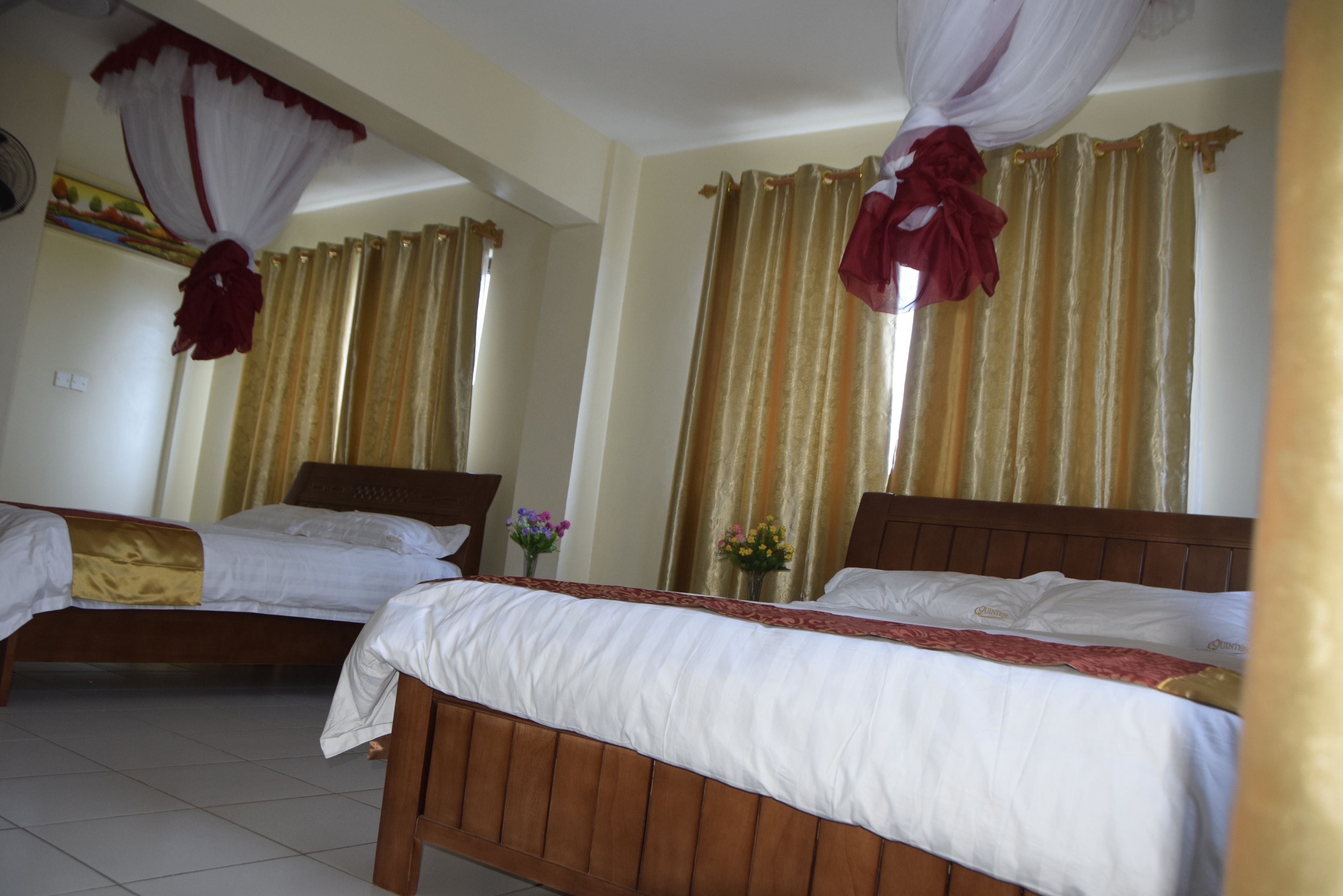 行政客房, 多张床, 无烟房, 城市景观 (Family Room) | 客房内保险箱、办公桌、熨斗/熨衣板、婴儿床