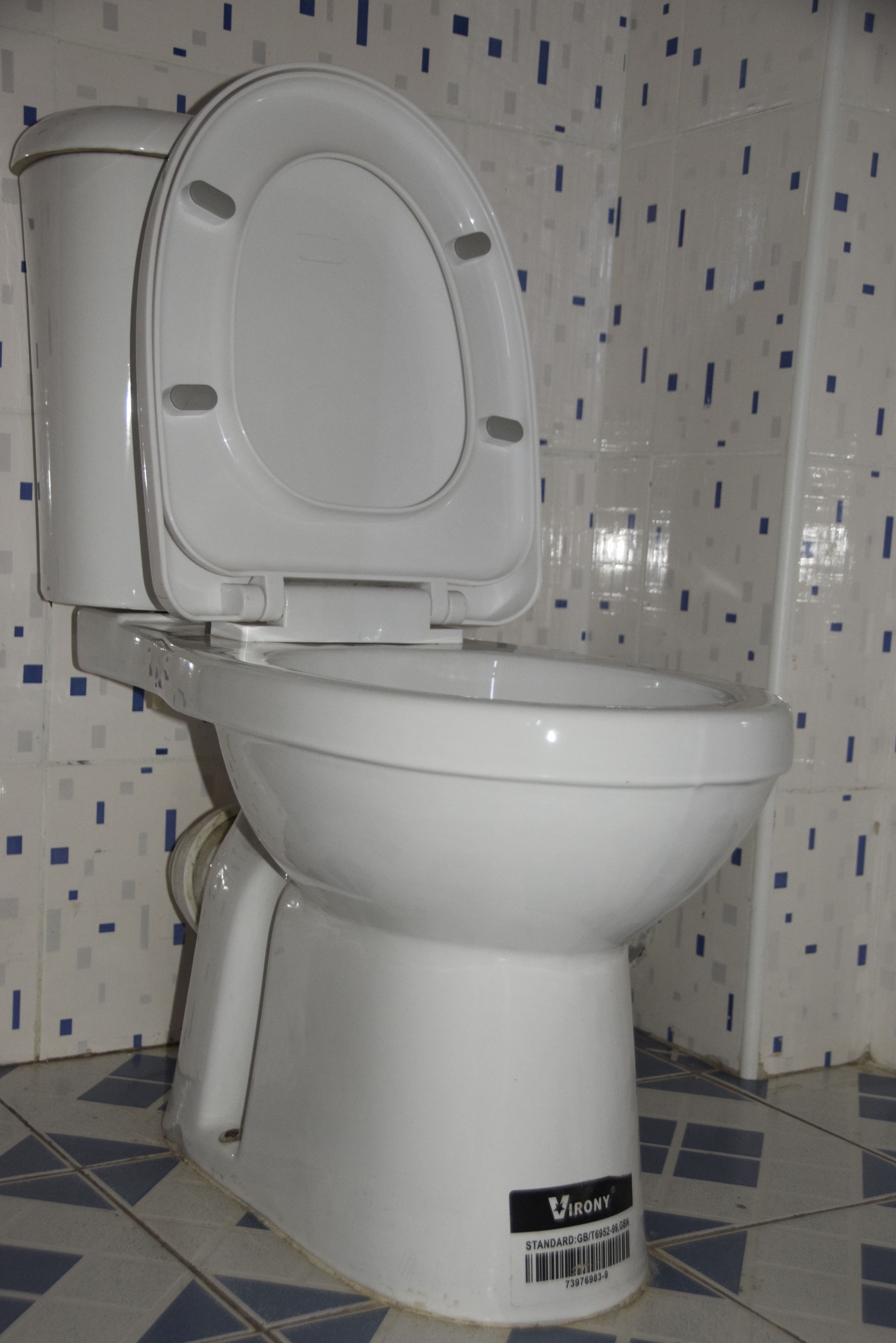 Shower, rainfall showerhead, free toiletries, bathrobes