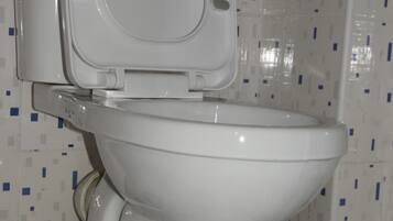 Dusche, Regendusche, kostenlose Toilettenartikel, Bademäntel