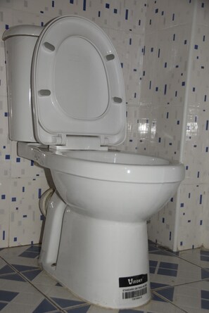 Shower, rainfall showerhead, free toiletries, bathrobes - Quinten Hotel Kisumu (Kisumu)