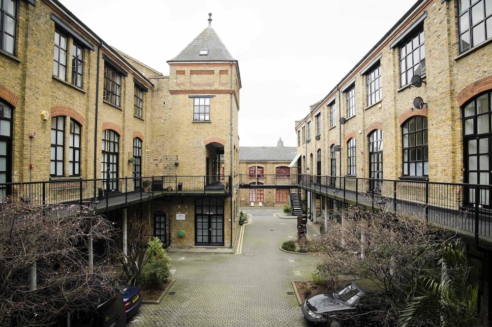Trendy Loft in Dalston with Parking,130 qm, 3 bedrooms, 6 Guests, Wifi