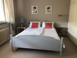 2 bedrooms, desk, iron/ironing board, travel cot
