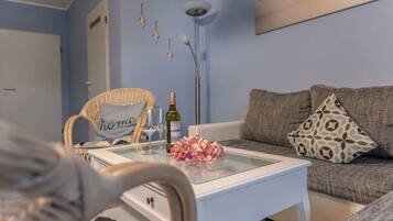 Fernseher, Kinderspielzeug, Bücher, Stereoanlage