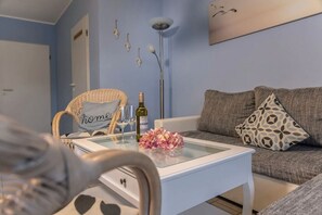 Fernseher, Kinderspielzeug, Bücher, Stereoanlage