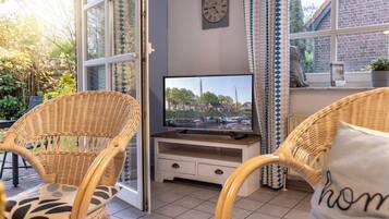 Fernseher, Kinderspielzeug, Bücher, Stereoanlage