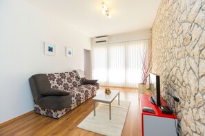 TV, fireplace, ping pong, books