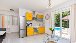 Coffee/tea maker, fridge, microwave, oven - Beautiful pool Villa, 2.5 km from the sea, 920 m2 private surroundings, (Labin)