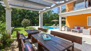Outdoor dining - Beautiful pool Villa, 2.5 km from the sea, 920 m2 private surroundings, (Labin)