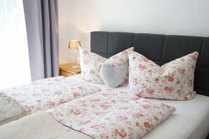 2 chambres, fer et planche à repasser, lit de bébé portatif