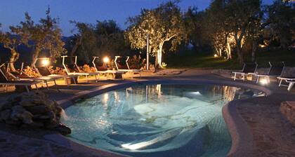 Charmante maison familiale en Toscane. Construction pour 2 personnes, piscine, wifi, jardin
