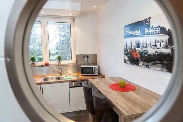 Jääkaappi, mikroaaltouuni, uuni, liesi