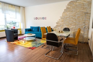 Dining - Large apartment (approx. 75 m²), quiet, close to the city center, south-facing balcony, free parking, WiFi (Niestetal)