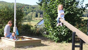 A playground with a seesaw and a sandpit. - Holiday house Beautiful view Fischerstube "Blau" (Hemfurth-Edersee)