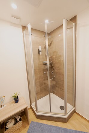 Douche, sèche-cheveux, serviettes fournies, savon
