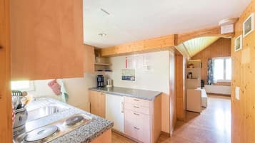 Fridge, oven, coffee/tea maker, toaster