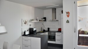 Kaffetrakter/tekoker, kjøleskap, kokeplater og oppvaskmaskin