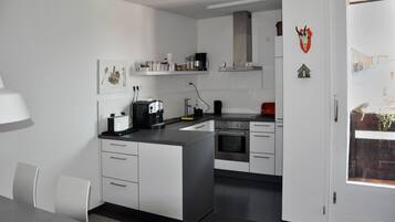 Wasserkocher mit Kaffee-/Teezubehör, Kühlschrank, Herdplatte