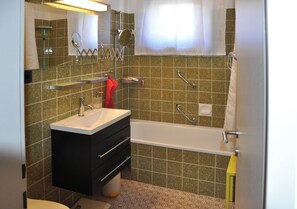 Combined shower/bathtub, hair dryer, towels - Feel Charming Apartment (Bad Hofgastein)