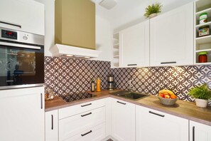 Køleskab, ovn, opvaskemaskine, højstol