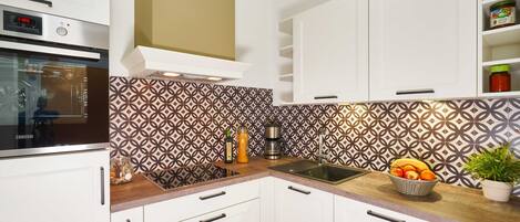 Fridge, oven, dishwasher, highchair