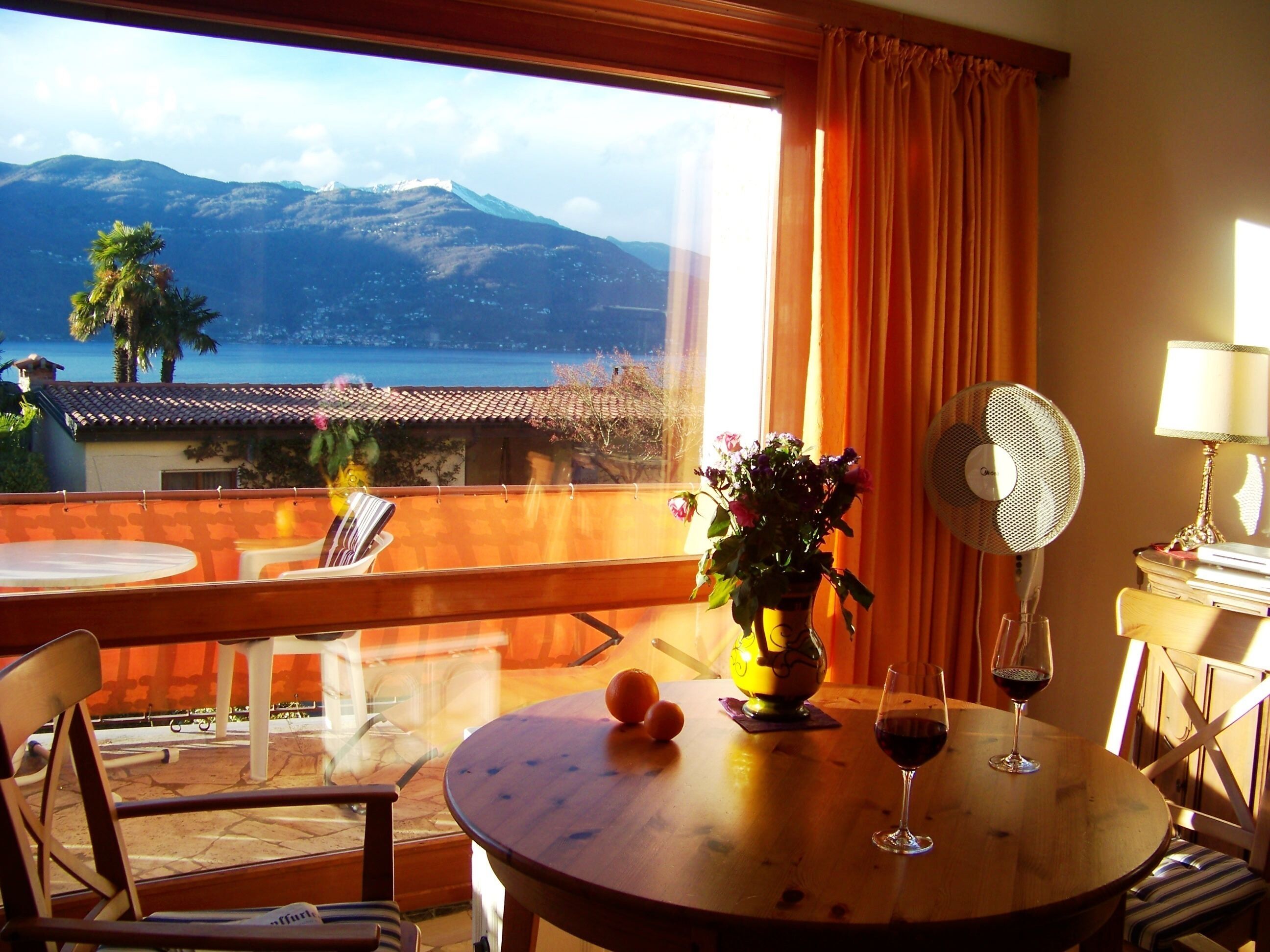 Apartment with a superb lake view, pool and two balconies