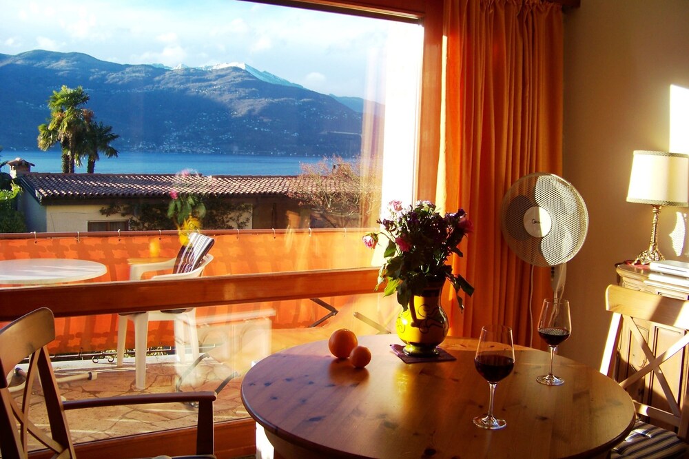 Apartment with a superb lake view, pool and two balconies