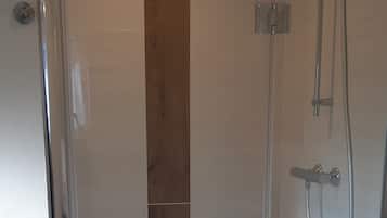 Dusche, Haartrockner, Handtücher, Toilettenpapier