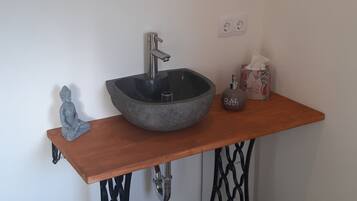 Suihku, hiustenkuivaaja, pyyhkeet, vessapaperi