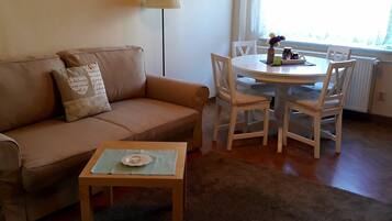 TV, mesa de pingue-pongue, livros